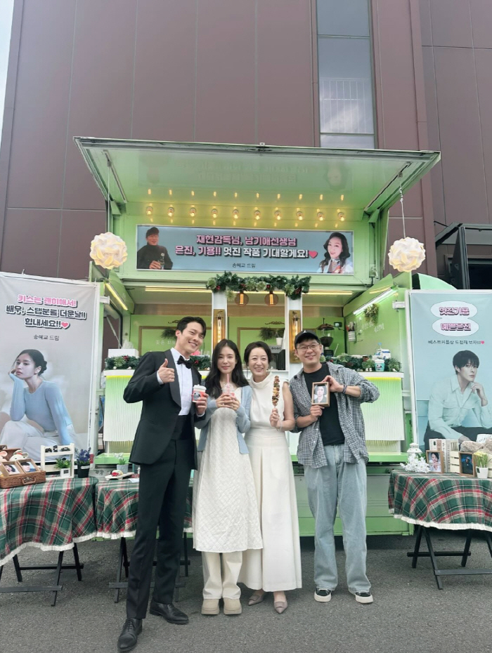 Song Hye-kyo, this is why you'll be loved by your seniors and juniors..Kissing for no reason → Hugging Jin Surprise Support