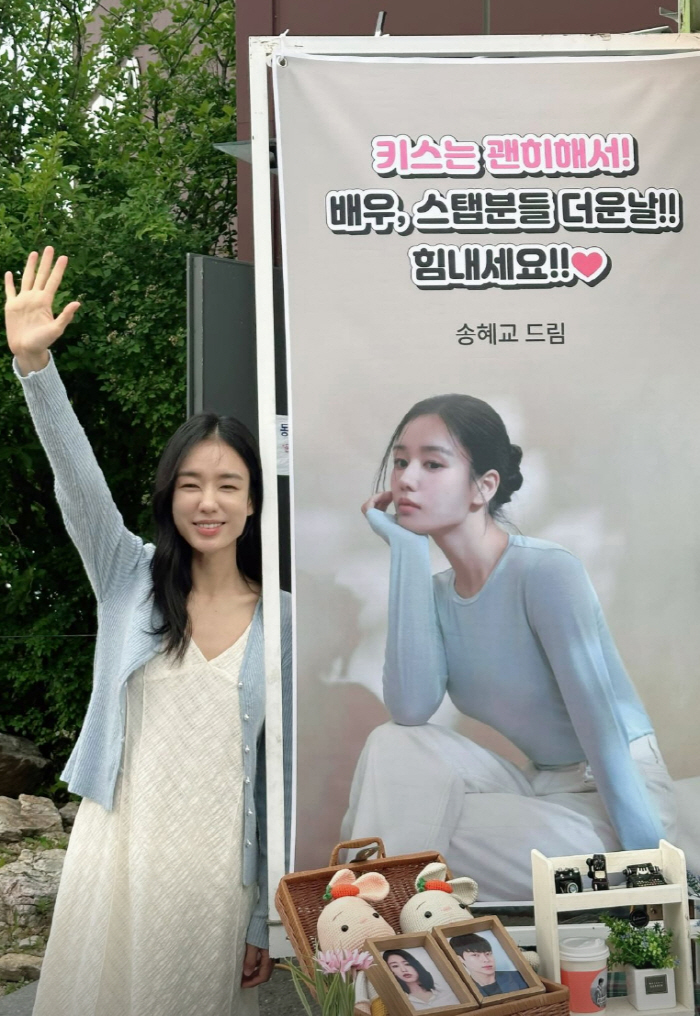 Song Hye-kyo, this is why you'll be loved by your seniors and juniors..Kissing for no reason → Hugging Jin Surprise Support