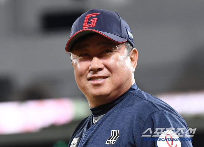 Strong man director Kim Tae-hyung threw a 155km left-hander fireball to his father's smile and seal clap.
