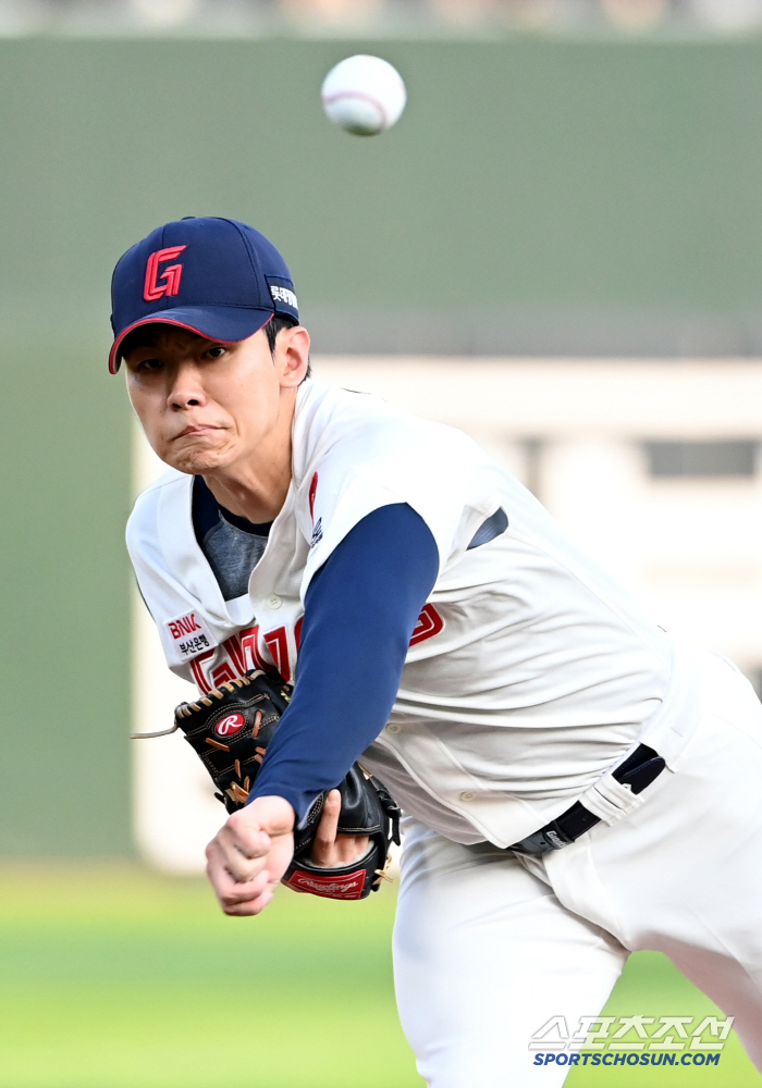 Strong man director Kim Tae-hyung threw a 155km left-hander fireball to his father's smile and seal clap.