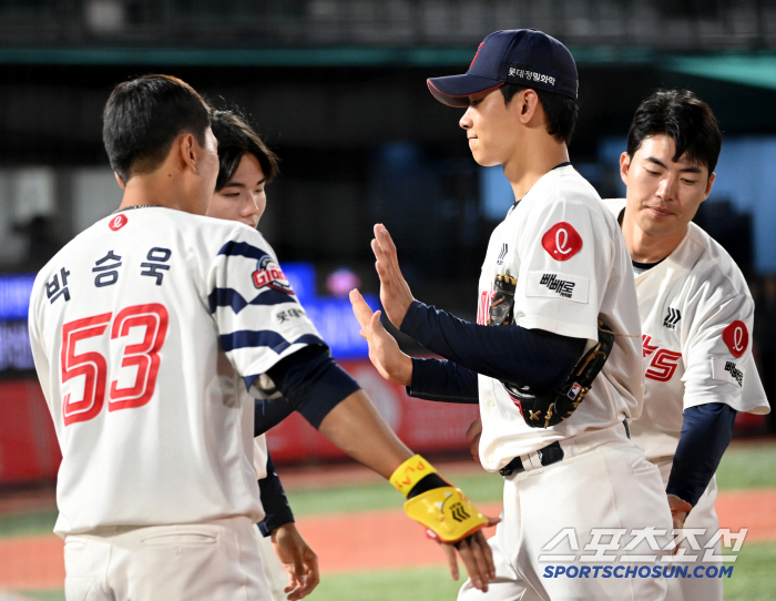 Strong man director Kim Tae-hyung threw a 155km left-hander fireball to his father's smile and seal clap.
