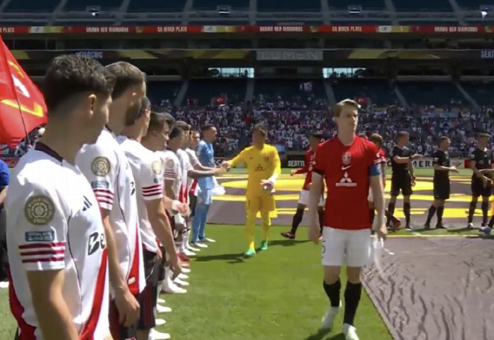 Surprised in Japan too! The captain's non-manner of the representative club that surprised the world so much that he bowed his head immediately →I had no idea. Apple