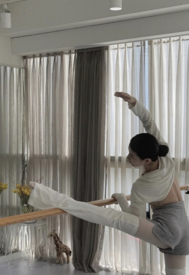 Suzy, who missed Min's wedding, reveals ballerina...Perfect back line admiration