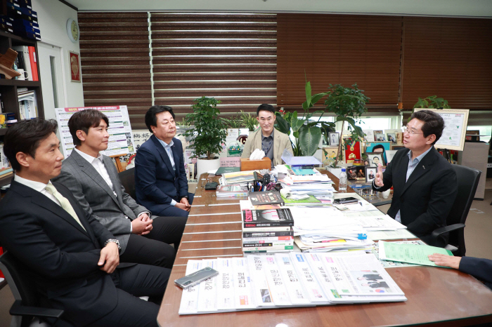Yongin Citizens' Professional Football Team Appoints Legendary Lee Dong-guk as the First Technical Director