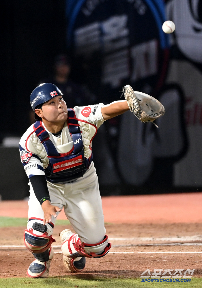 You hit a home run and you're good at defense. Rookie catcher's fighting spirit for flying without hesitation