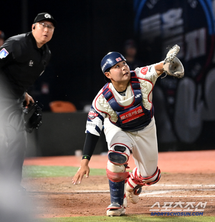 You hit a home run and you're good at defense. Rookie catcher's fighting spirit for flying without hesitation