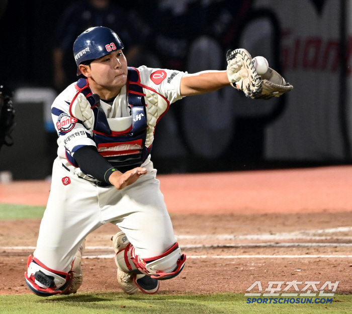 You hit a home run and you're good at defense. Rookie catcher's fighting spirit for flying without hesitation