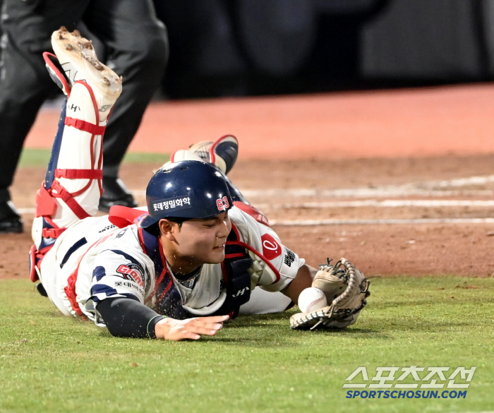 You hit a home run and you're good at defense. Rookie catcher's fighting spirit for flying without hesitation