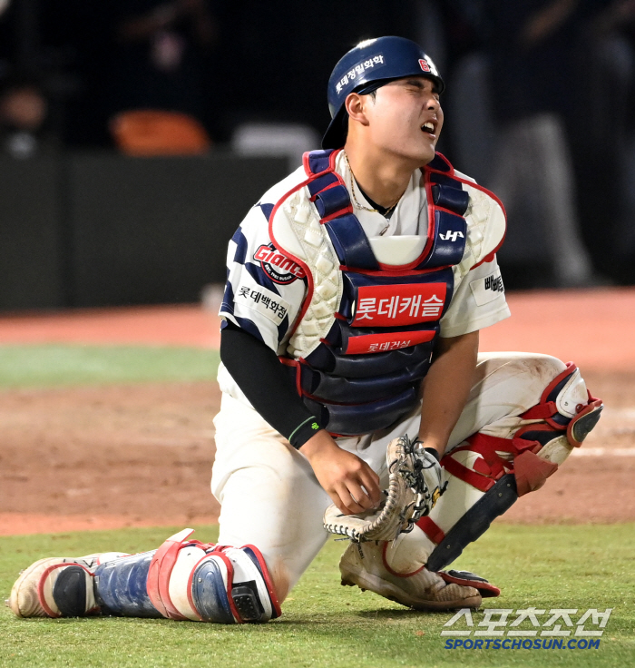 You hit a home run and you're good at defense. Rookie catcher's fighting spirit for flying without hesitation