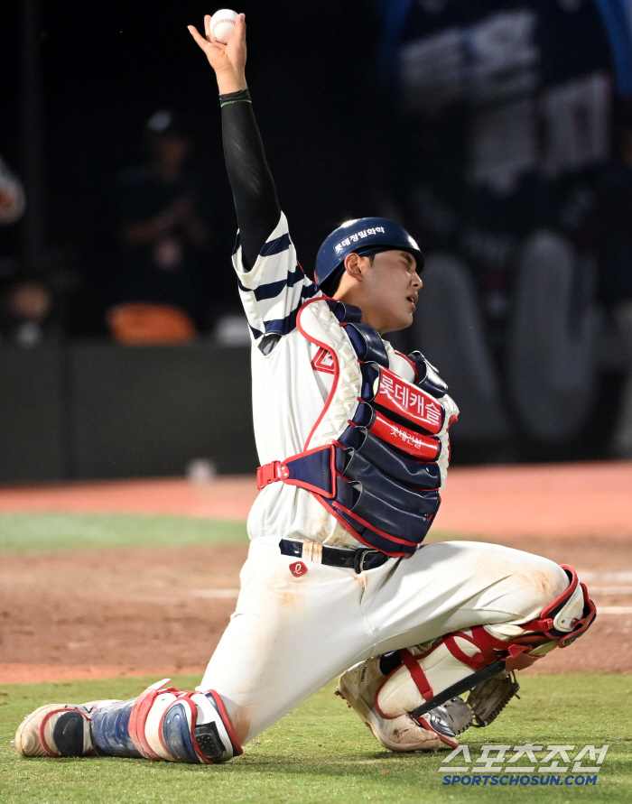 You hit a home run and you're good at defense. Rookie catcher's fighting spirit for flying without hesitation