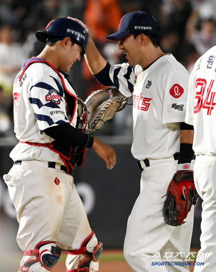 You hit a home run and you're good at defense. Rookie catcher's fighting spirit for flying without hesitation