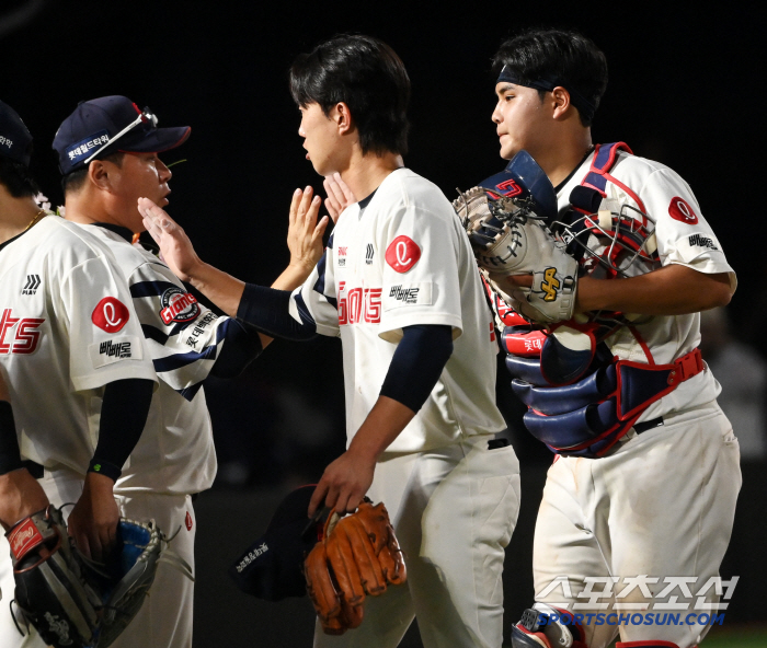 You hit a home run and you're good at defense. Rookie catcher's fighting spirit for flying without hesitation