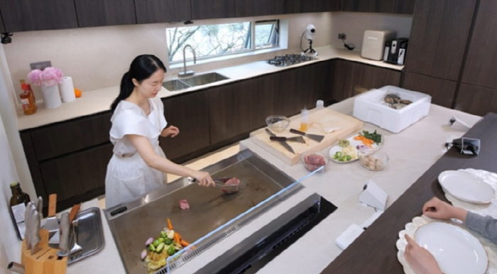 19.4 Billion Building Owner Lee Jung-hyun Installs Giant Steel Plate in New House..♥ Doctor husband is against it at first (Pyeon restaurant)