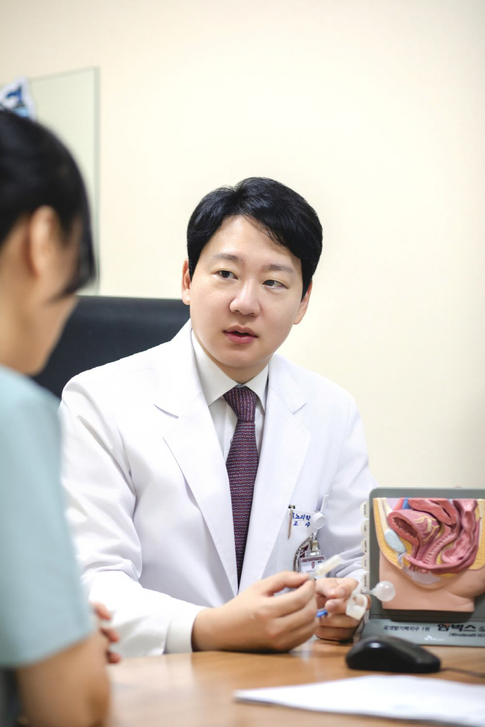 Artificial urethral sphincter implantation using robots is applied to female incontinence patients for the first time in Korea