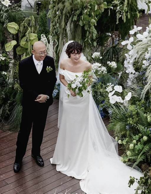 Choi Yeojin, the world's hip bride in her wedding dress and sneakers...Rumors of an affair say good-bye. 