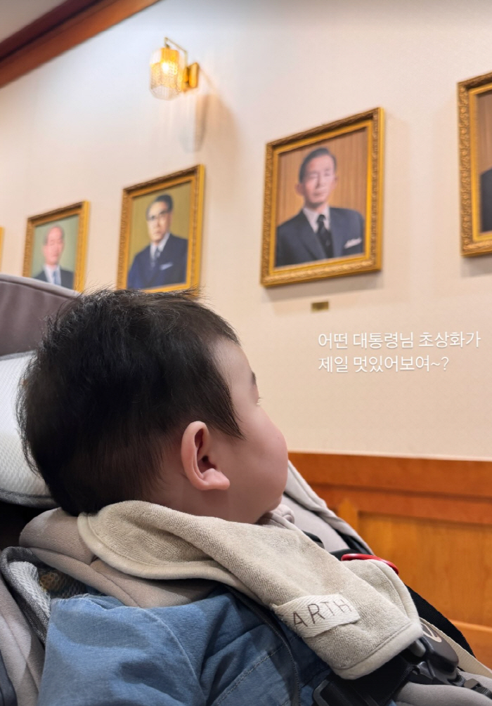Conservative YouTuber ♥ Bae Seul-gi admires Park Chung-hee's portrait. It's really cool