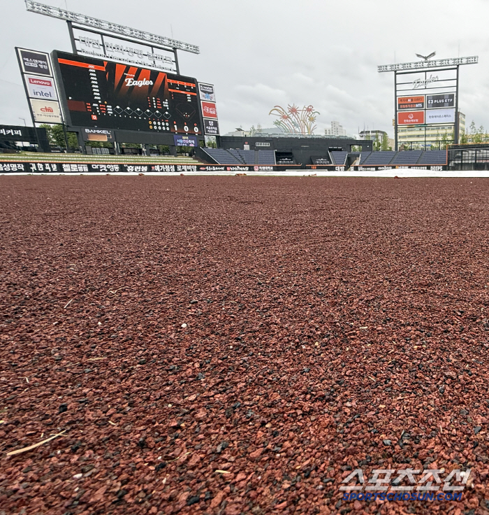 Daejeon's new stadium ground is soft and doesn't nod even if it falls 40mm per hour, but if it continues to rain 