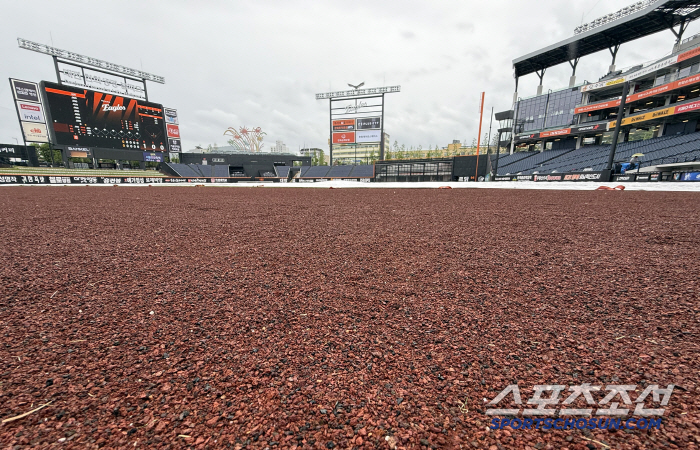 Daejeon's new stadium ground is soft and doesn't nod even if it falls 40mm per hour, but if it continues to rain