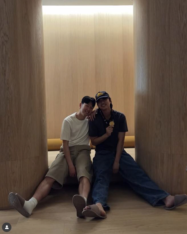 A friendly bromance between Son Heung-min and Kkong Hyung ♥ with a Europa medal around his neck, a warm two-shot