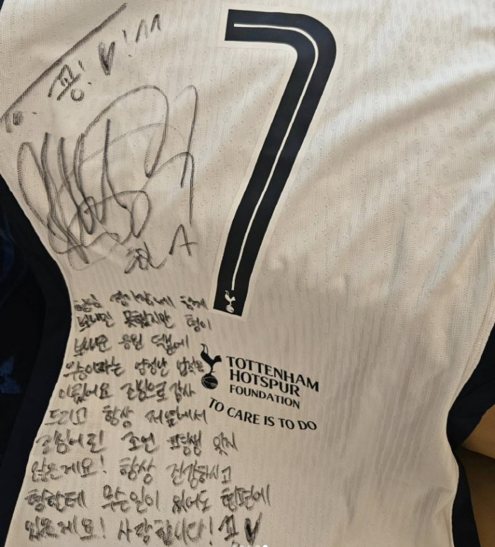 A friendly bromance between Son Heung-min and Kkong Hyung ♥ with a Europa medal around his neck, a warm two-shot