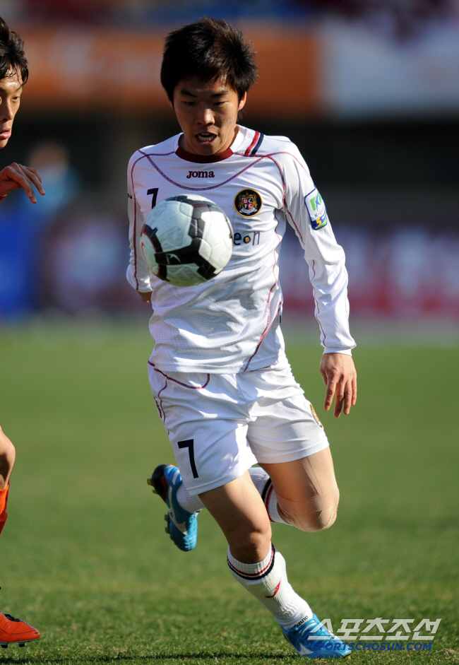 A good example of a K-League veteran Cheonan MF Kim Sung-joon 300 games glory, and an event to invite 30 soccer fans to the home game on the 21st with fans
