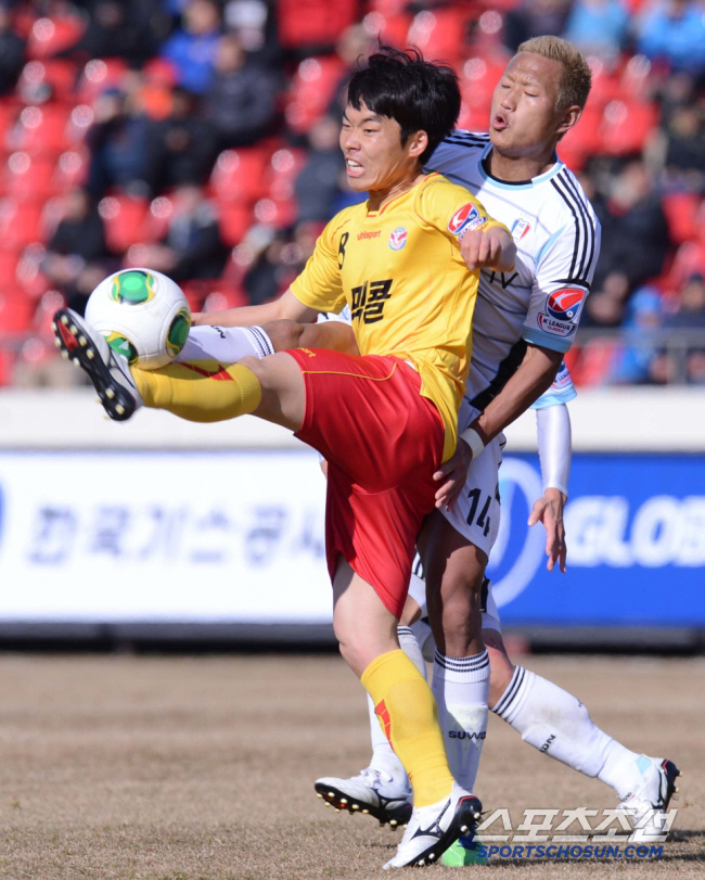 A good example of a K-League veteran Cheonan MF Kim Sung-joon 300 games glory, and an event to invite 30 soccer fans to the home game on the 21st with fans