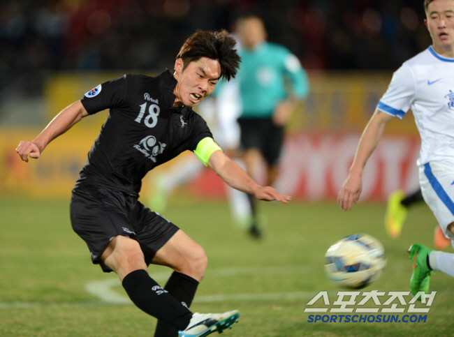 A good example of a K-League veteran Cheonan MF Kim Sung-joon 300 games glory, and an event to invite 30 soccer fans to the home game on the 21st with fans