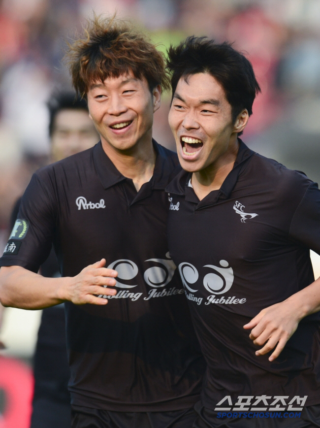 A good example of a K-League veteran Cheonan MF Kim Sung-joon 300 games glory, and an event to invite 30 soccer fans to the home game on the 21st with fans