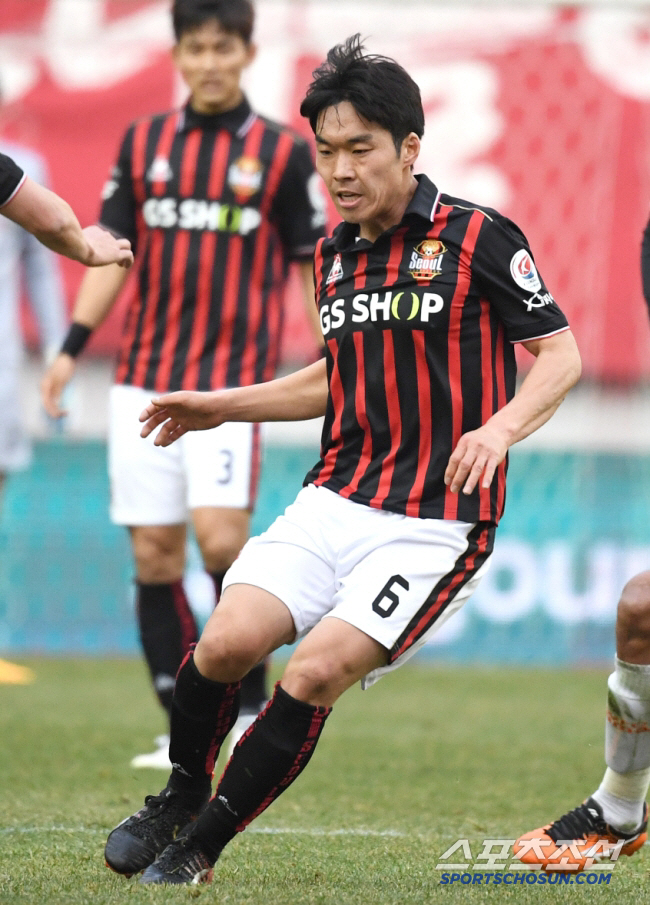 A good example of a K-League veteran Cheonan MF Kim Sung-joon 300 games glory, and an event to invite 30 soccer fans to the home game on the 21st with fans