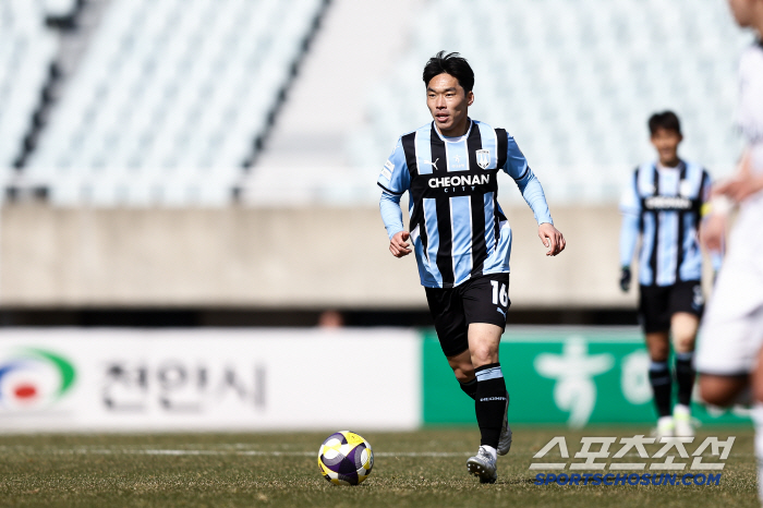 A good example of a K-League veteran Cheonan MF Kim Sung-joon 300 games glory, and an event to invite 30 soccer fans to the home game on the 21st with fans