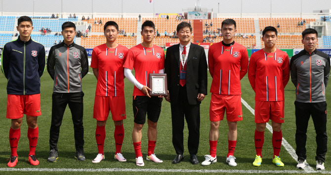 A good example of a K-League veteran Cheonan MF Kim Sung-joon 300 games glory, and an event to invite 30 soccer fans to the home game on the 21st with fans