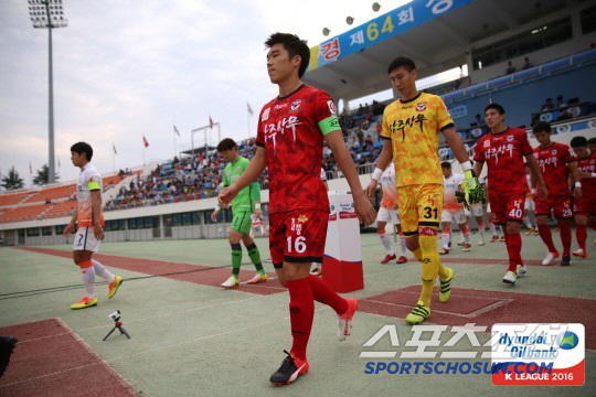 A good example of a K-League veteran Cheonan MF Kim Sung-joon 300 games glory, and an event to invite 30 soccer fans to the home game on the 21st with fans