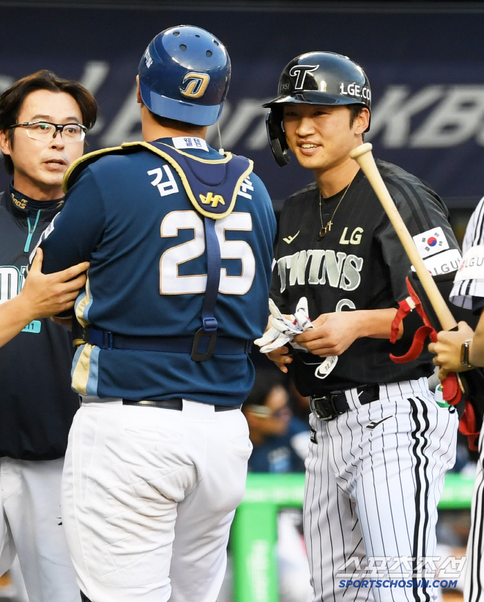 I'm the one who got hit by the body, but catcher Kim Hyung-joon, who was sicker than Park Hae-min, is this warm