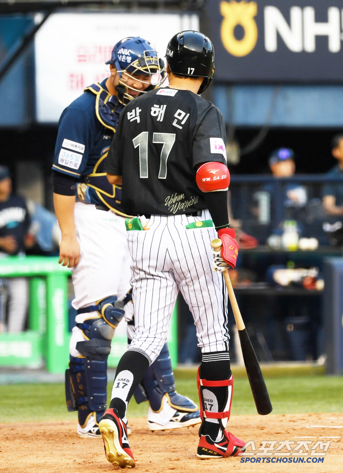 I'm the one who got hit by the body, but catcher Kim Hyung-joon, who was sicker than Park Hae-min, is this warm