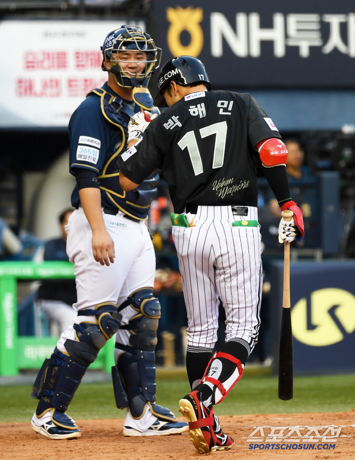 I'm the one who got hit by the body, but catcher Kim Hyung-joon, who was sicker than Park Hae-min, is this warm