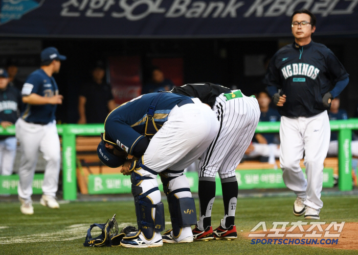 I'm the one who got hit by the body, but catcher Kim Hyung-joon, who was sicker than Park Hae-min, is this warm