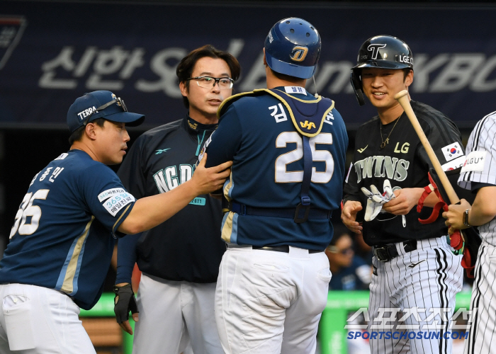 I'm the one who got hit by the body, but catcher Kim Hyung-joon, who was sicker than Park Hae-min, is this warm