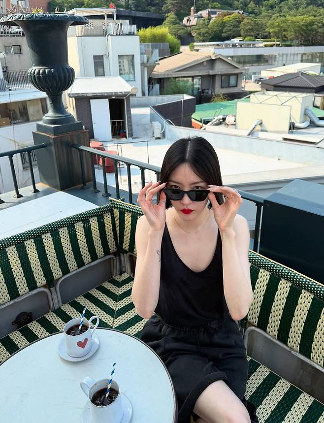 Isn't it Matilda?Kim Saerom, smart short hair  red lip chic. 