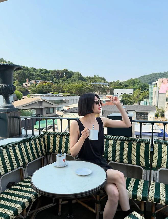Isn't it Matilda?Kim Saerom, smart short hair  red lip chic. 