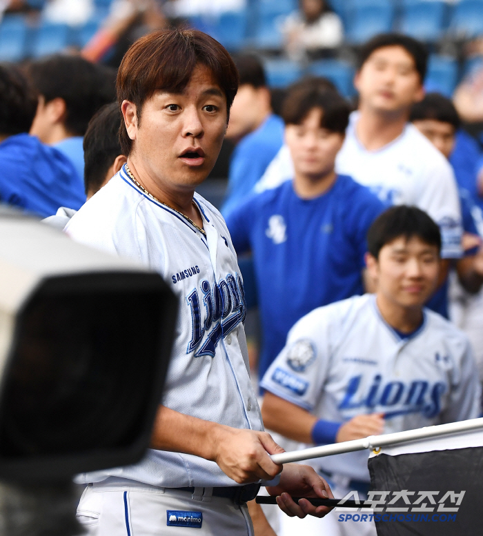 Kang Min-ho, who scolded Park Byung-ho for hitting the bases loaded, is this situation of 'reading the scriptures to the ears'?