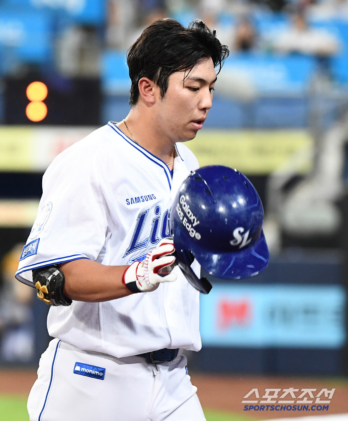 Kim Young-woong, a young slugger with 28 home runs, hit 0.184 in June this year, without wings...The head coach can't stand it anymore. 