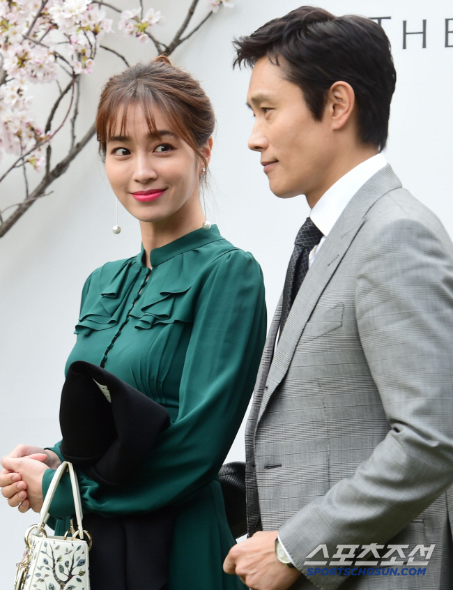 Lee Byung-hun, ♥ I guess he doesn't want to be separated from Lee Min-jung even for a moment...Minjung, are you sleeping? (Gaojung)