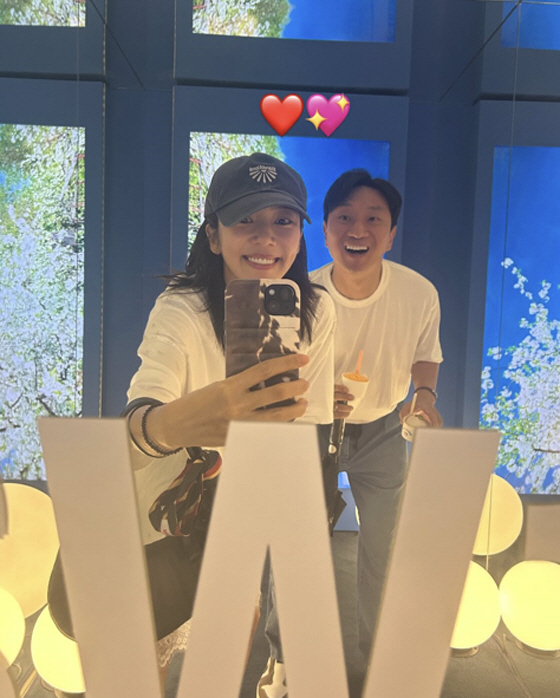 Lee Gyu-hyuk ♥ Son Dambi, daughter is 2 months old, and you're going to hear Youngjae's voice. Book gifts are pouring out already