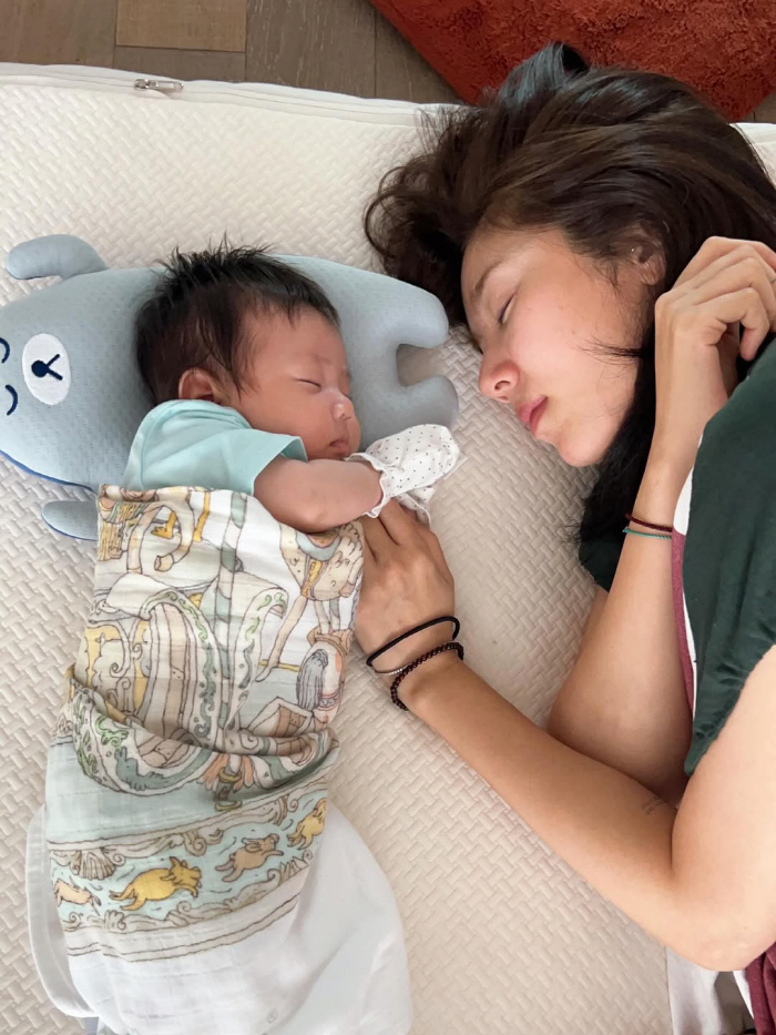 Lee Gyu-hyuk ♥ Son Dambi, daughter is 2 months old, and you're going to hear Youngjae's voice. Book gifts are pouring out already