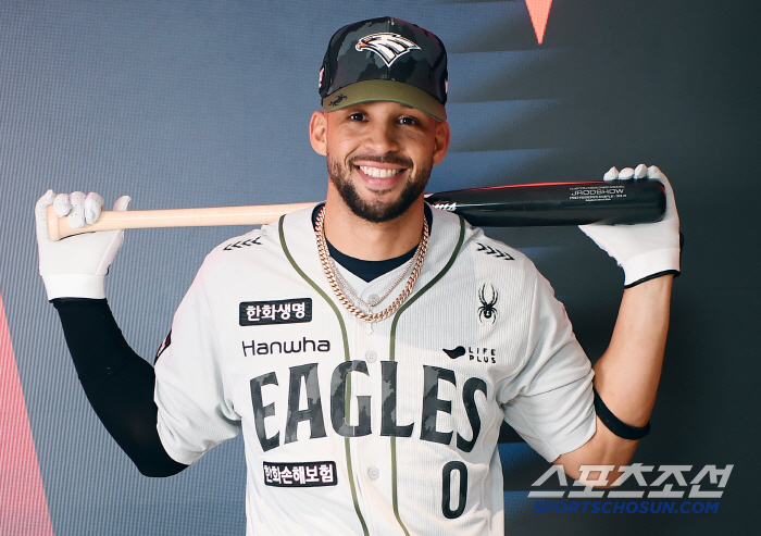 Liberato Superfast Greetings, Ponce Scans With Hawk Eyes
