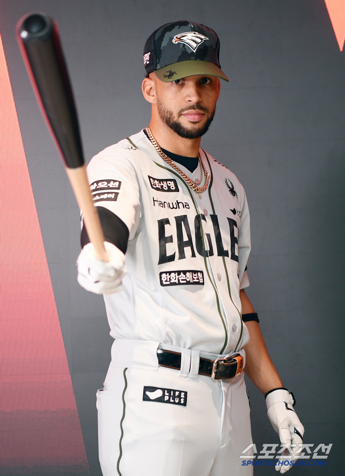 Liberato Superfast Greetings, Ponce Scans With Hawk Eyes 