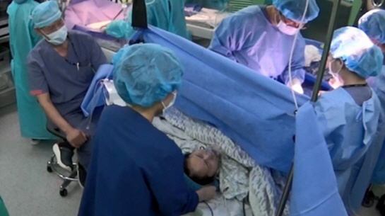 One-hundred-thousandth chance double twin mother birth site..an unprecedented emergency (baby)