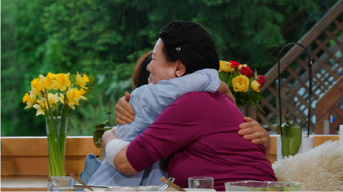 Park Won-sook, who lost her son, had a hard time crying after reuniting with her brother. (Let's live together)