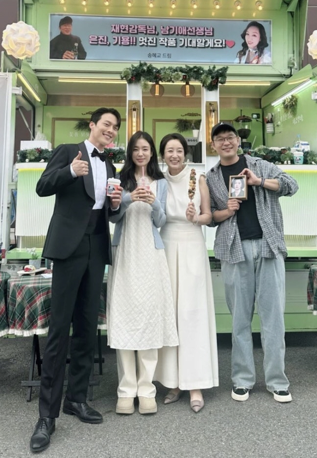  'Hyegyo is the best.' Song Hyegyo, Ahn Eunjin and Jang Kiyong cheer for a big snack truck