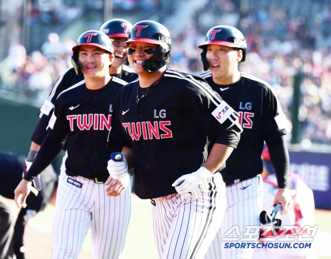 Should we wait for 8 years and bear fruit? The combined batting average of 0.415  38 home runs → The dignity of the same-year big guns duo who lead the KBO to the most consecutive wins 